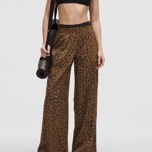 Lululemon NWT Swift Mid Rise Leopard Mini Desert Khaki Wide-Leg Pants SIZE 10